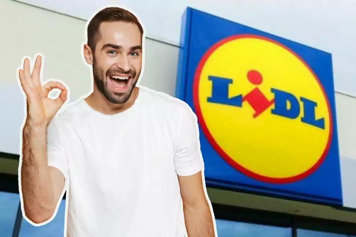 Hombre sonriente con camiseta blanca haciendo el gesto de ok frente a un cartel de la tienda Lidl