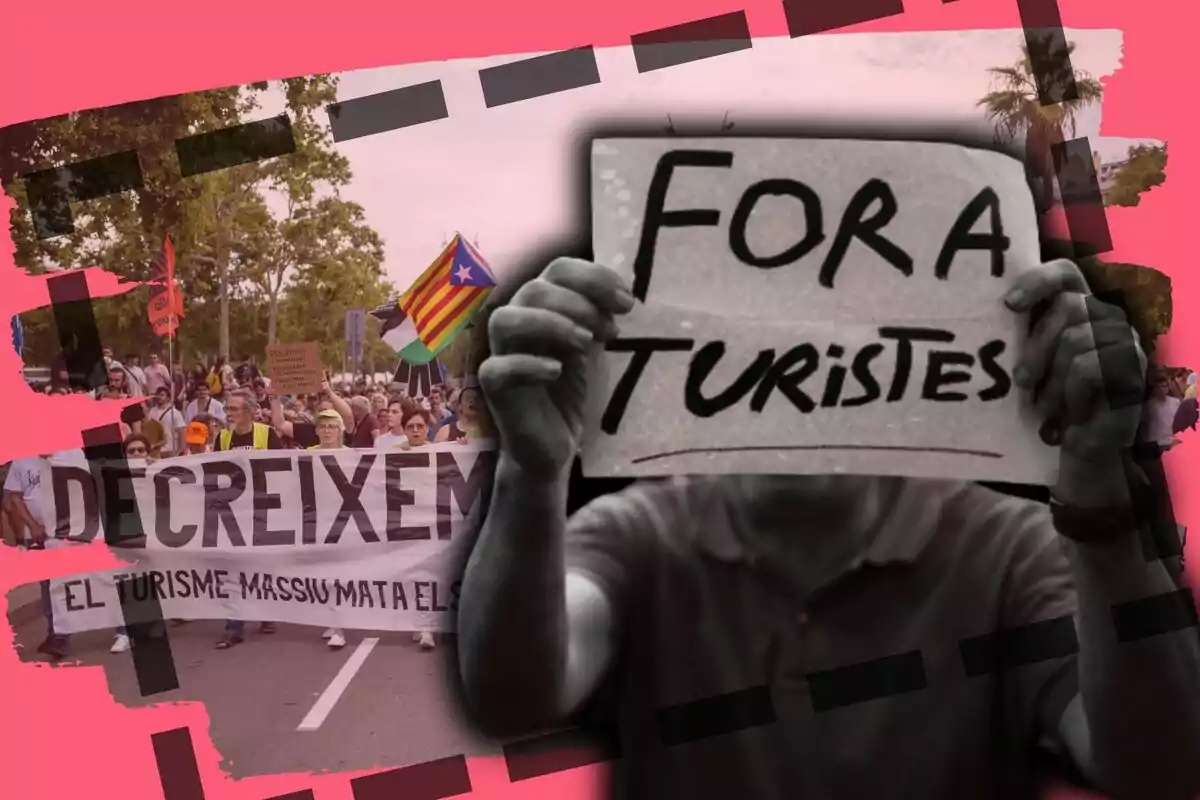 Manifestació amb persones sostenint pancartes en contra del turisme massiu, una d’elles amb el missatge "Fora Turistes" i una altra amb la frase "El turisme massiu mata els".