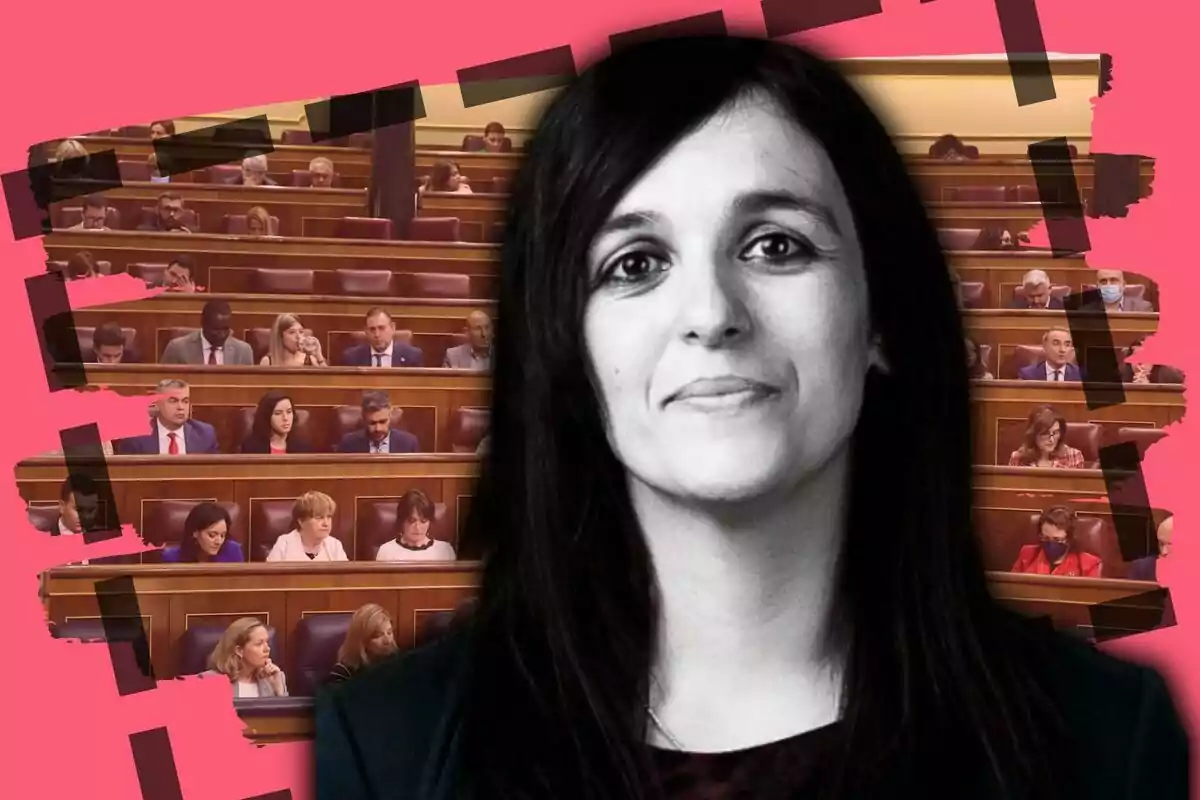 Dona en primer pla en blanc i negre amb fons de persones assegudes en un parlament sobre un disseny de color rosa