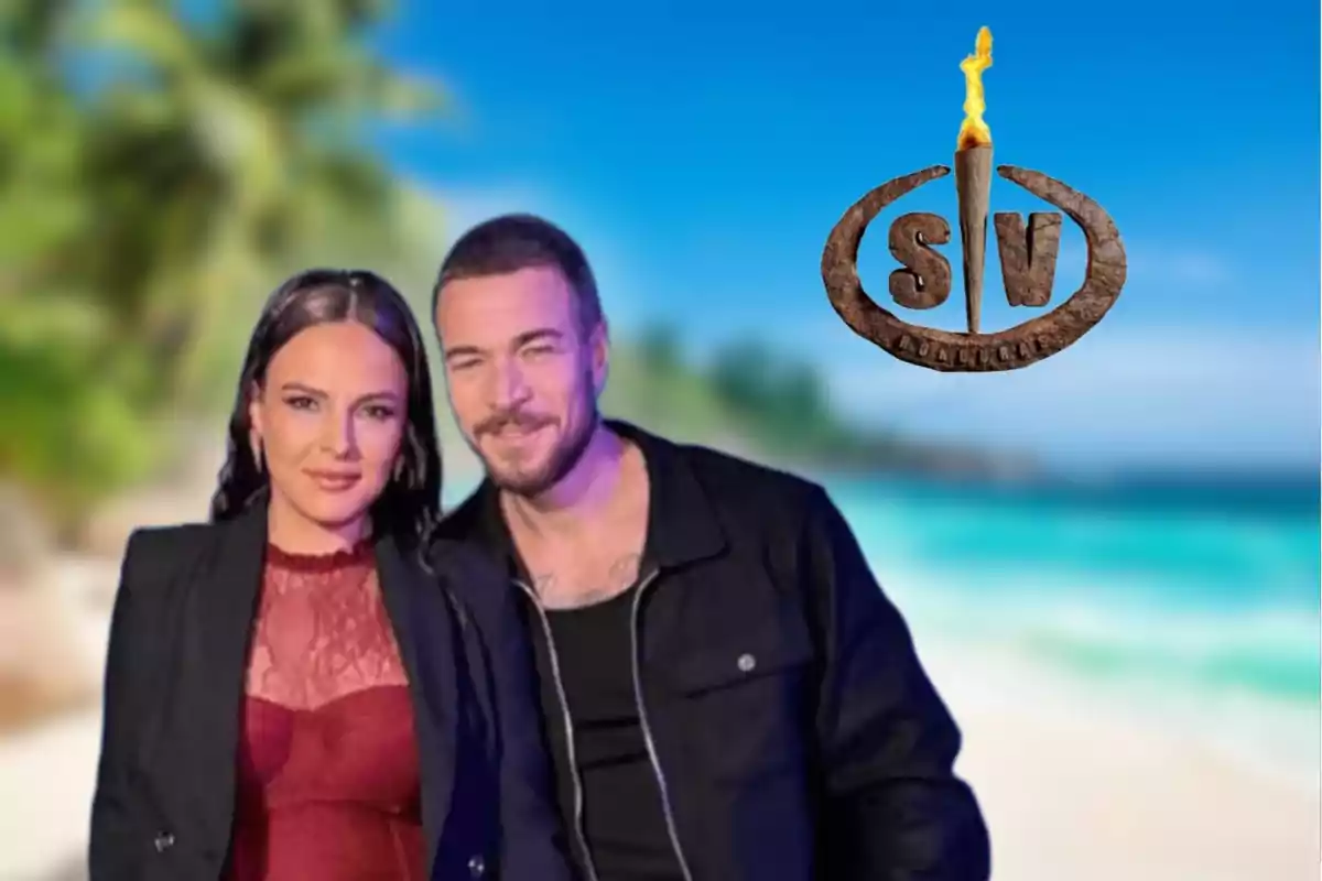 Marta Peñate y Tony Spina posando frente a una playa con el logo de un programa de Supervivientes