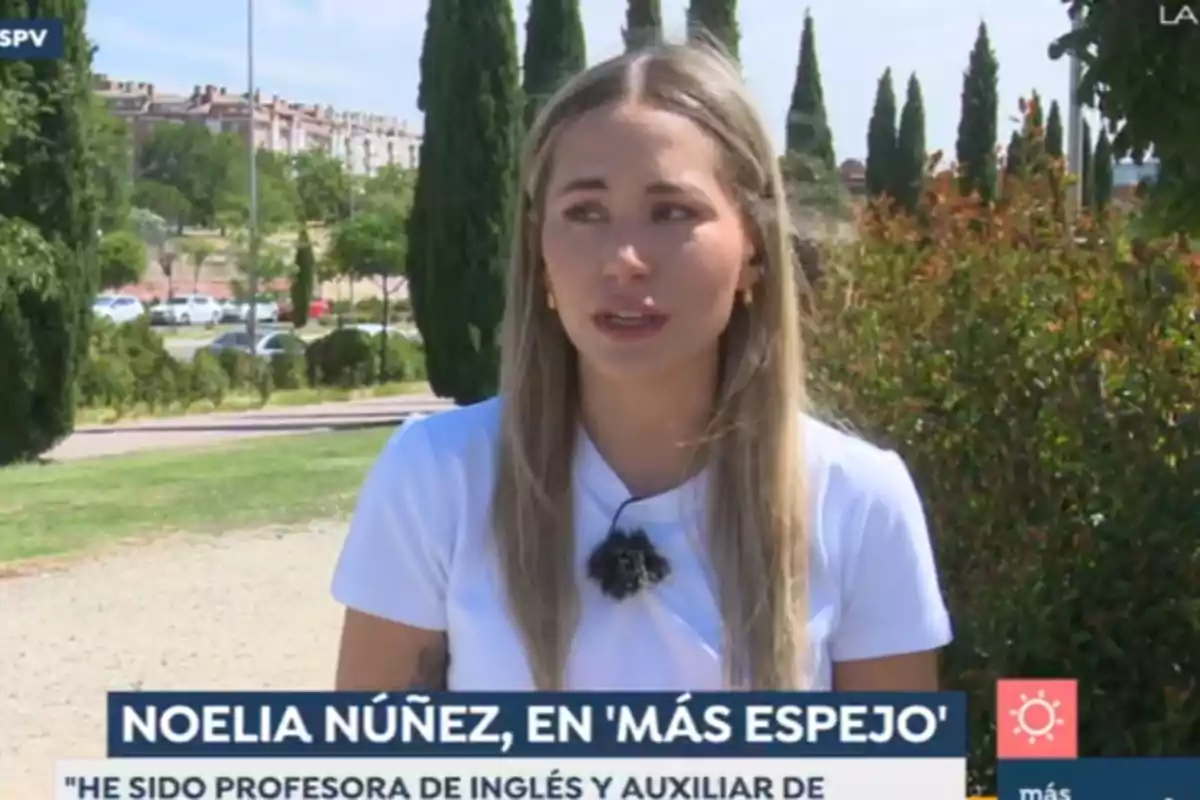 Noelia Núñez rossa amb samarreta blanca parlant a l’aire lliure durant una entrevista a Espejo Público amb arbres i edificis al fons Noelia Núñez rossa amb samarreta blanca parlant a l’aire lliure durant una entrevista a Espejo Público amb arbres i edificis al fons