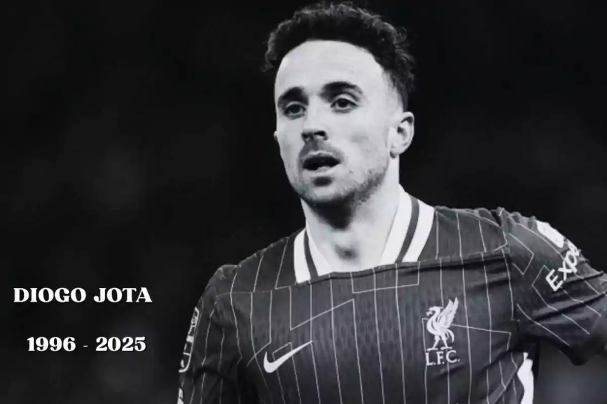 Fotografia en blanc i negre d’un futbolista amb l’uniforme del Liverpool i un text que diu Diogo Jota 1996 - 2025 Fotografia en blanc i negre d’un futbolista amb l’uniforme del Liverpool i un text que diu Diogo Jota 1996 - 2025
