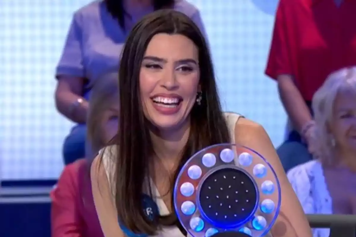 Roser Tapias sonriendo con el pulsador de la Pista Musical de 'Pasapalabra' Roser Tapias sonriendo con el pulsador de la Pista Musical de 'Pasapalabra'