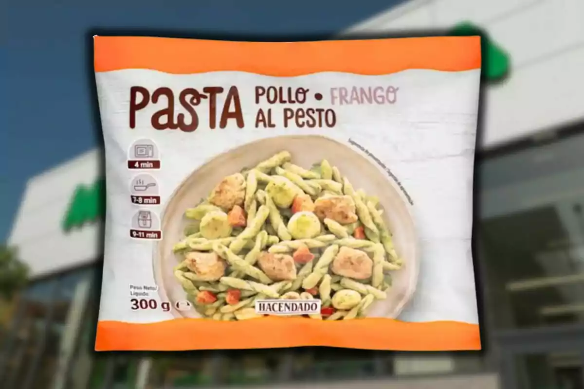 Pack of Hacendado brand pesto pasta with chicken on a blurred supermarket background Pack of Hacendado brand pesto pasta with chicken on a blurred supermarket background