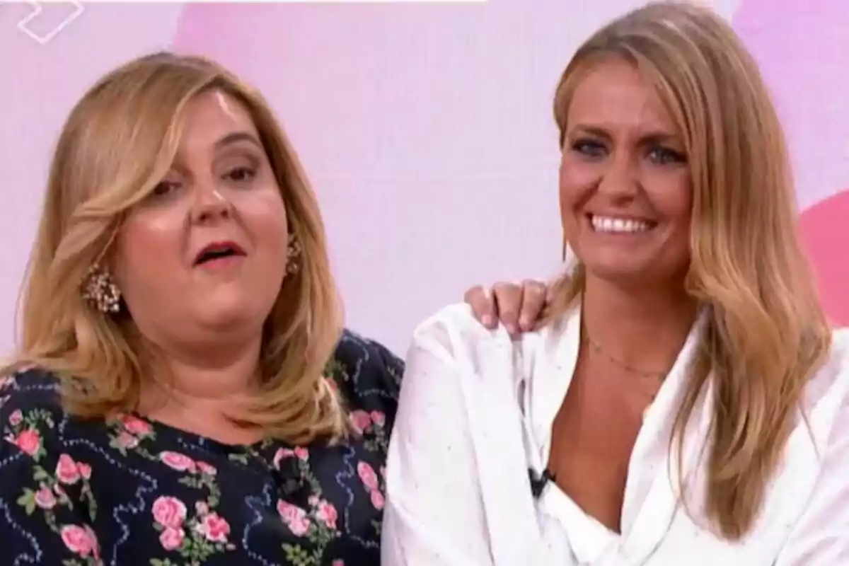 Dos mujeres rubias, Pepa Romero y Pilar Vidal, posan juntas y sonríen frente a una pared de fondo claro una lleva un vestido oscuro con flores y la otra una blusa blanca en Y ahora Sonsoles (YAS Verano) Dos mujeres rubias, Pepa Romero y Pilar Vidal, posan juntas y sonríen frente a una pared de fondo claro una lleva un vestido oscuro con flores y la otra una blusa blanca en Y ahora Sonsoles (YAS Verano)