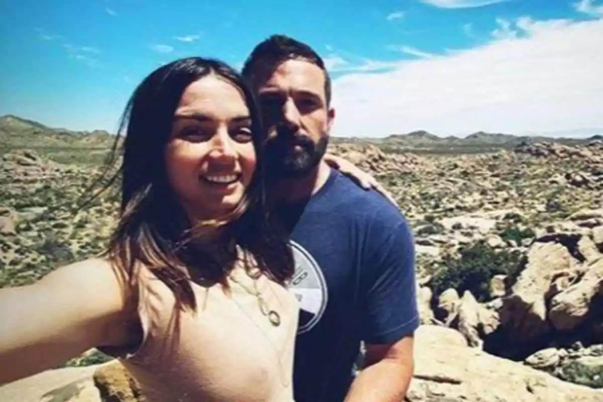 Ana de Armas and Ben Affleck taking a selfie in a rocky landscape under a blue sky Ana de Armas and Ben Affleck taking a selfie in a rocky landscape under a blue sky