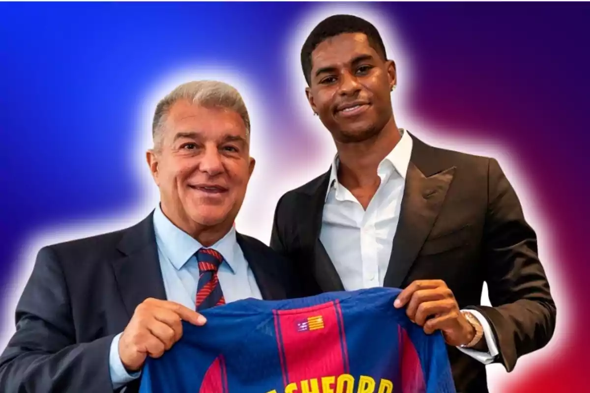 Dos hombres vestidos de traje sonríen mientras sostienen una camiseta de fútbol del Barcelona con un fondo degradado en tonos azul y morado. Dos hombres vestidos de traje sonríen mientras sostienen una camiseta de fútbol del Barcelona con un fondo degradado en tonos azul y morado.