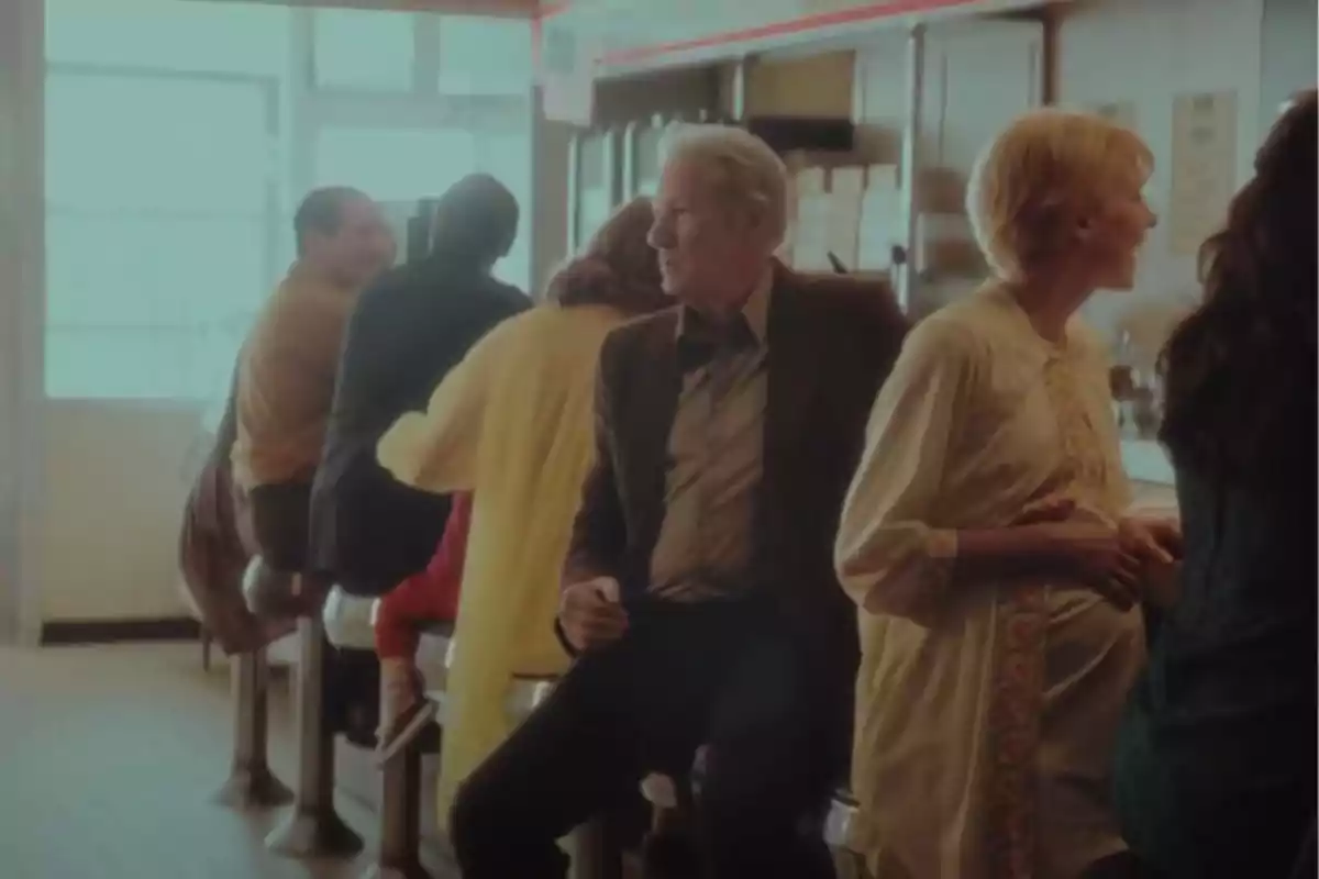 Richard en una escena amb persones assegudes en una barra d’una cafeteria il·luminada amb llum suau de la pel·lícula Oh, Canadà Richard en una escena amb persones assegudes en una barra d’una cafeteria il·luminada amb llum suau de la pel·lícula Oh, Canadà