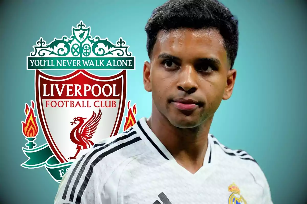Futbolista amb samarreta del Reial Madrid davant de l’escut del Liverpool