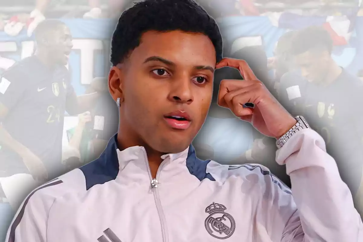 Jove amb jaqueta del Reial Madrid en primer pla amb fons difuminat de jugadors de futbol celebrant