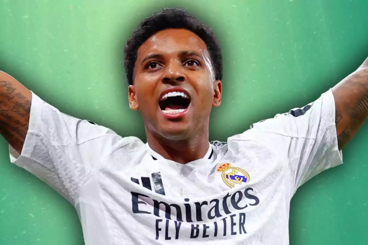 Futbolista del Reial Madrid celebrant amb els braços alçats i expressió d’alegria