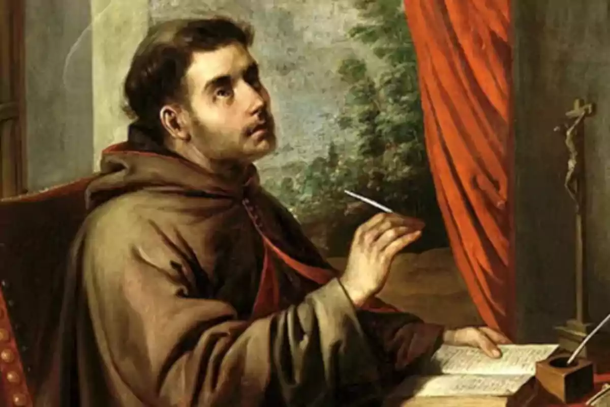 Un monjo amb hàbit marró està assegut escrivint en un llibre mentre mira cap amunt, al costat d’una finestra amb cortina vermella i un crucifix sobre la taula. Un monjo amb hàbit marró està assegut escrivint en un llibre mentre mira cap amunt, al costat d’una finestra amb cortina vermella i un crucifix sobre la taula.