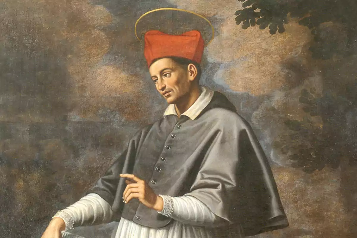 Pintura d’un home amb vestimenta religiosa i un barret vermell, amb una aurèola daurada sobre el cap i un fons de núvols i branques fosques