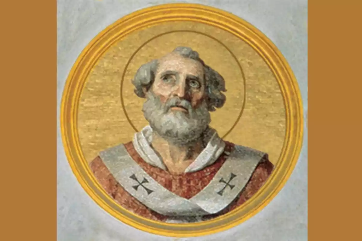 Mosaico de un hombre mayor con barba y cabello canoso vestido con túnica y estola decorada con cruces dentro de un círculo dorado sobre fondo marrón. Mosaico de un hombre mayor con barba y cabello canoso vestido con túnica y estola decorada con cruces dentro de un círculo dorado sobre fondo marrón.