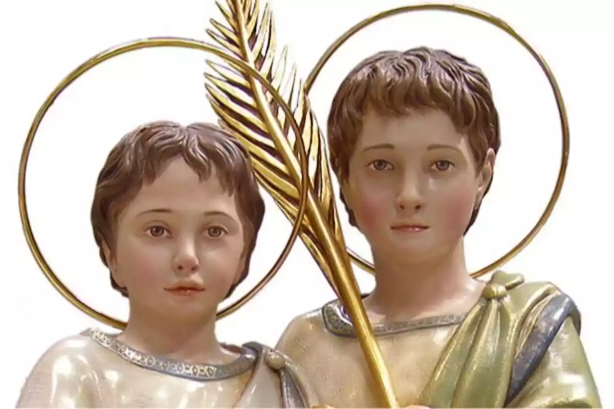 Dos figuras religiosas con aureolas doradas y una palma dorada entre ellas, ambas con vestimenta clara y expresión serena Dos figuras religiosas con aureolas doradas y una palma dorada entre ellas, ambas con vestimenta clara y expresión serena