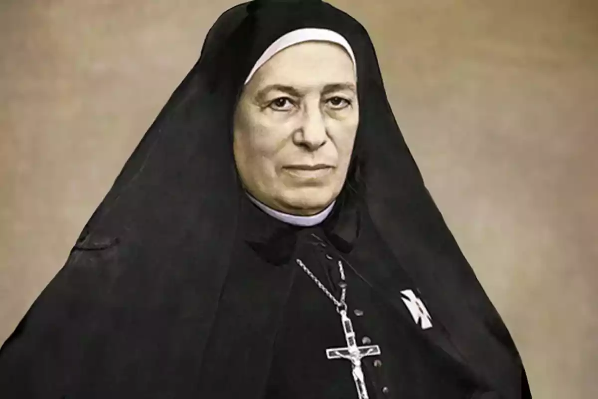 Mujer vestida con hábito religioso negro y un crucifijo colgado al cuello Mujer vestida con hábito religioso negro y un crucifijo colgado al cuello