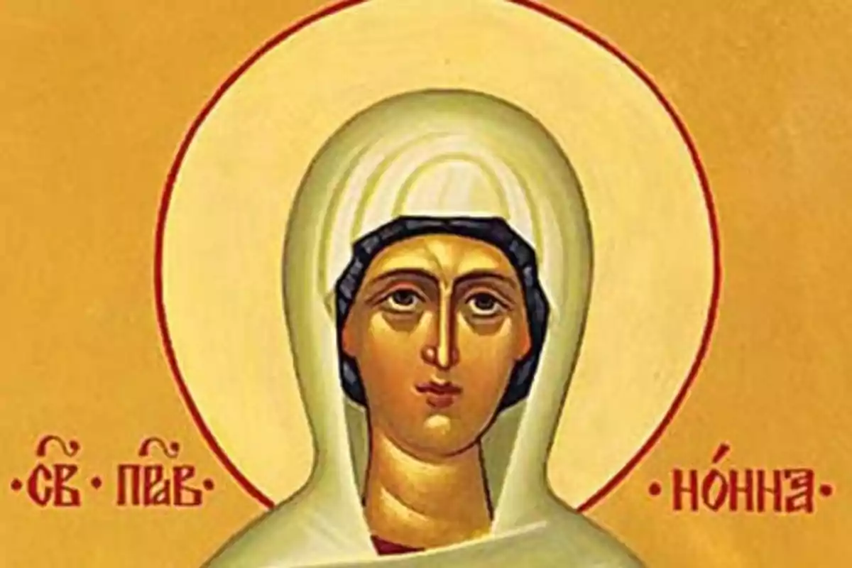 Icono religioso de una mujer con manto blanco y aureola dorada sobre fondo amarillo con letras en alfabeto cirílico a los lados Icono religioso de una mujer con manto blanco y aureola dorada sobre fondo amarillo con letras en alfabeto cirílico a los lados