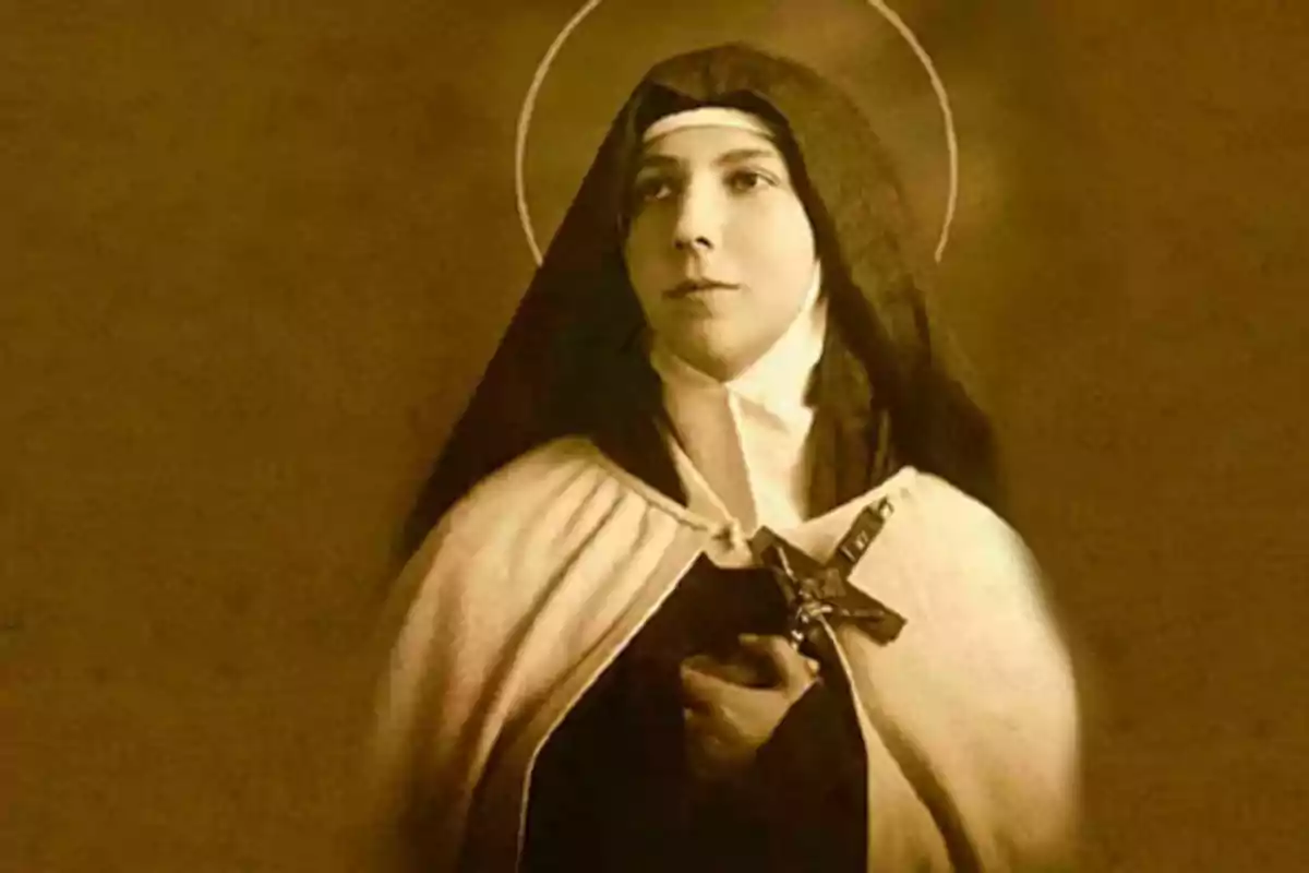 Dona vestida amb hàbit religiós sostenint un crucifix i amb un halo al voltant del cap Dona vestida amb hàbit religiós sostenint un crucifix i amb un halo al voltant del cap