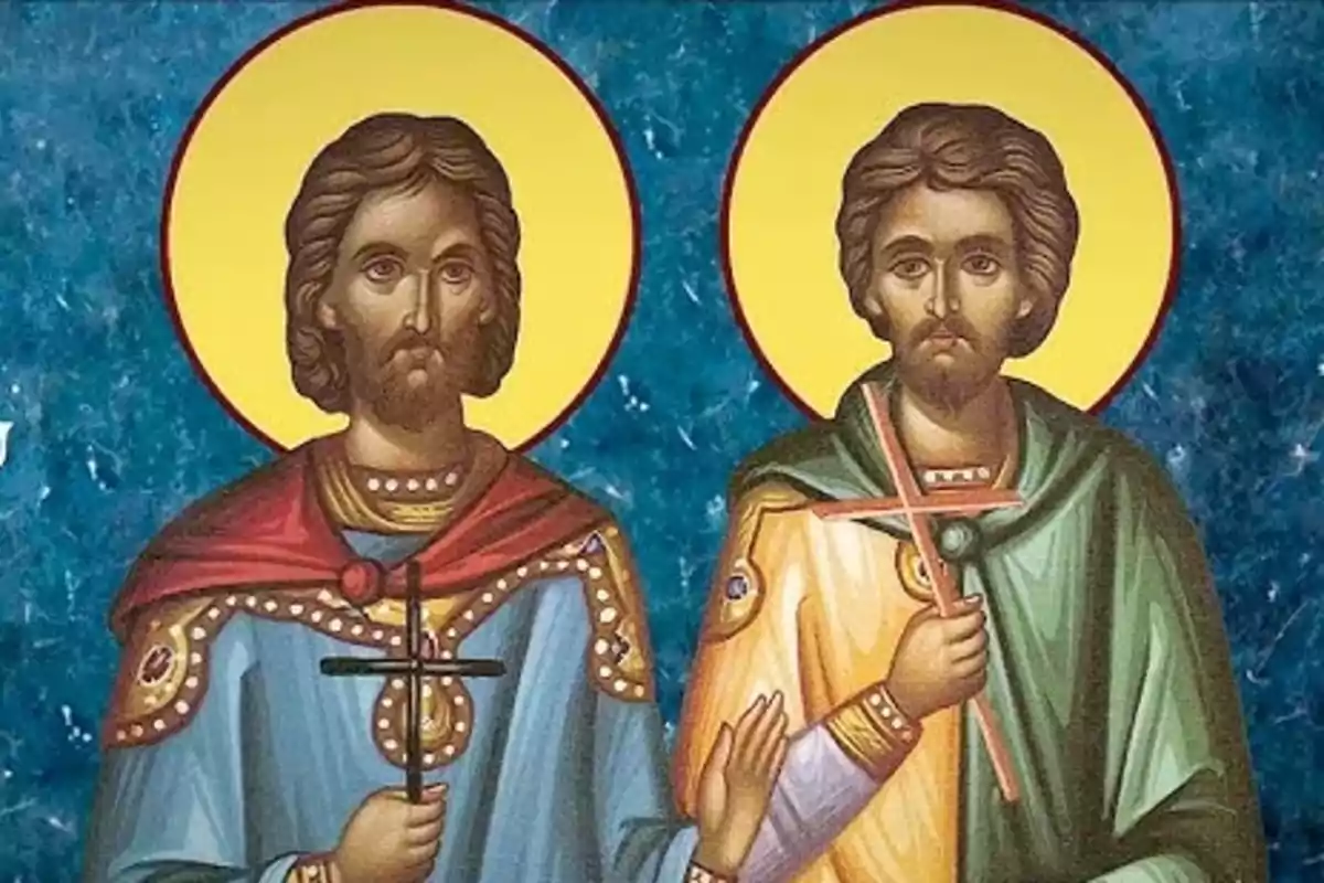 Dues figures religioses amb aurèoles daurades sostenint creus sobre un fons blau Dues figures religioses amb aurèoles daurades sostenint creus sobre un fons blau