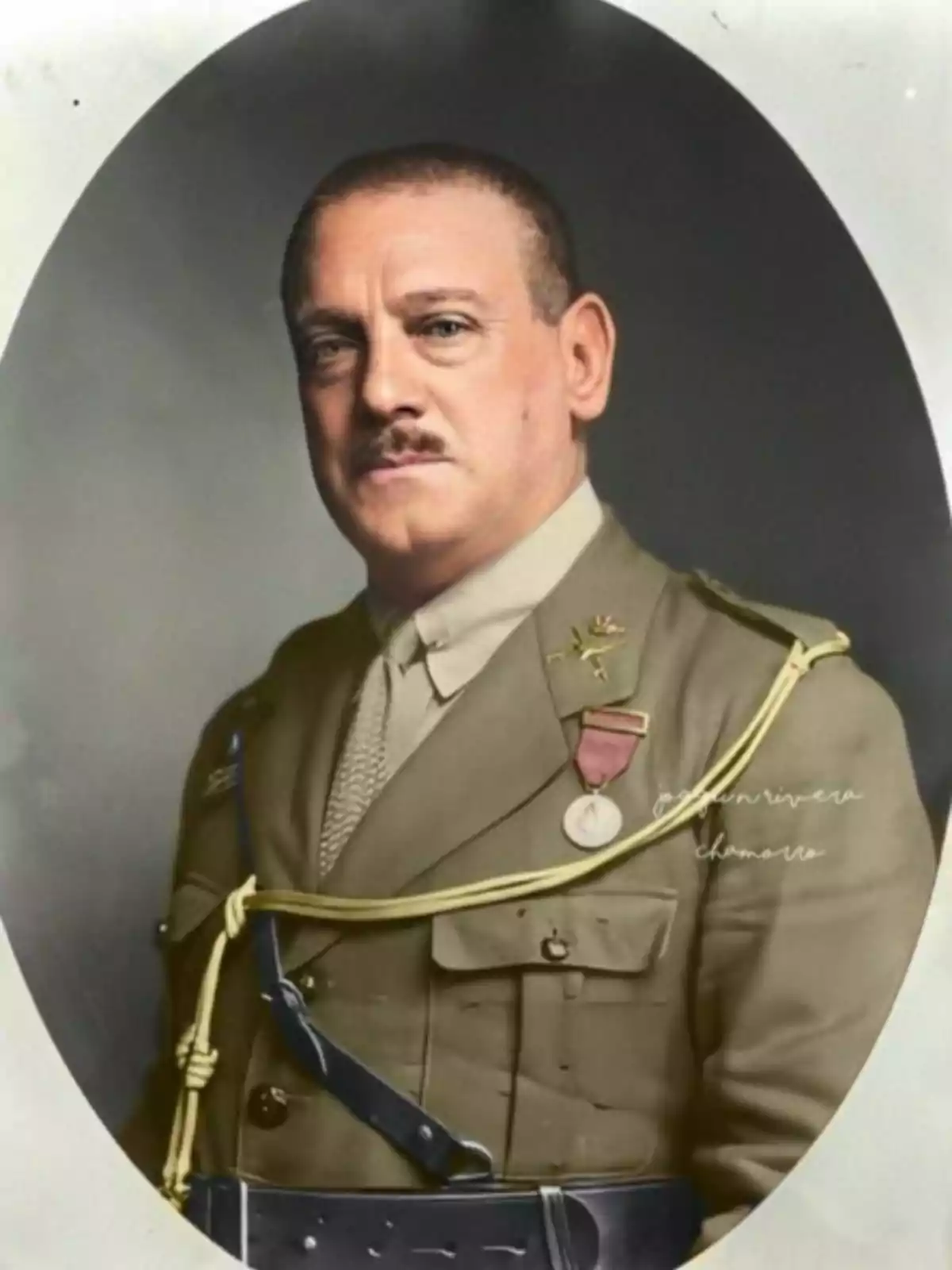 Severiano Martínez Anido con bigote vestido con uniforme militar antiguo y condecoraciones sobre el pecho Severiano Martínez Anido con bigote vestido con uniforme militar antiguo y condecoraciones sobre el pecho