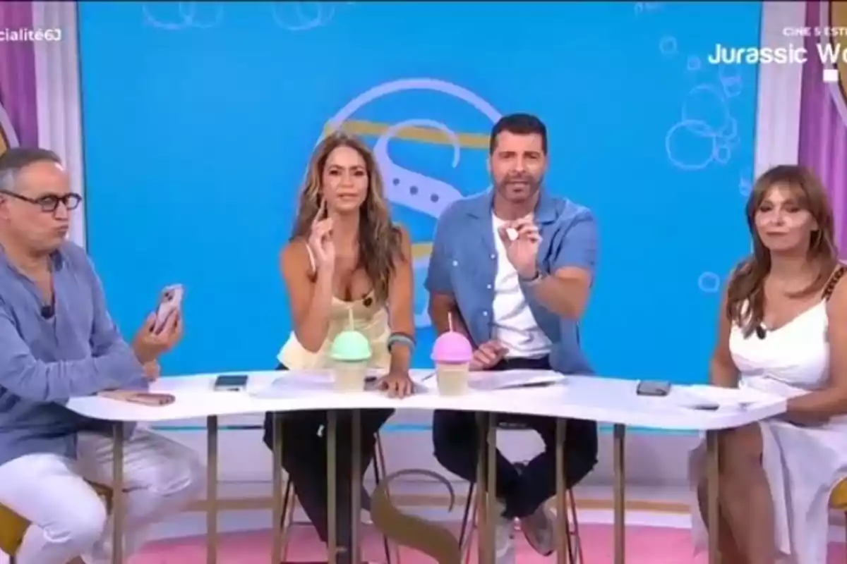 Set of 'Socialité', where Aurelio Manzano, María Verdoy, Antonio Santana, and Mónika Vergara are seated in chairs. Set of 'Socialité', where Aurelio Manzano, María Verdoy, Antonio Santana, and Mónika Vergara are seated in chairs.