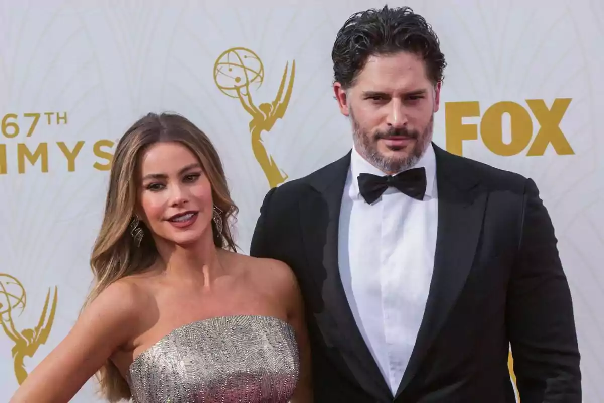 Una parella elegantament vestida posa a la catifa vermella dels premis Emmy, Sofia Vergara y Joe Manganiello Una parella elegantament vestida posa a la catifa vermella dels premis Emmy, Sofia Vergara y Joe Manganiello