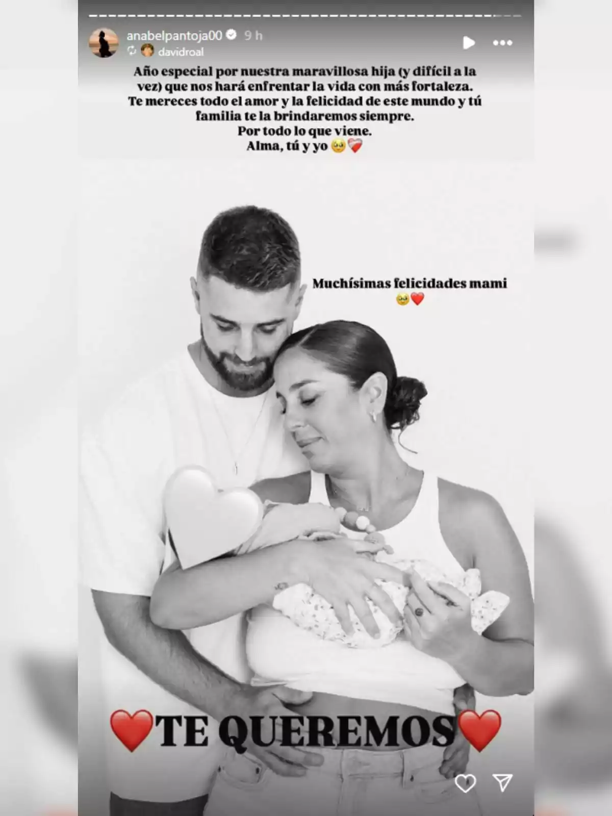David Rodríguez i Anabel Pantoja abraçada mirant amb tendresa l’Alma als braços, tots dos somriuen i transmeten amor i felicitat, sobre la imatge hi ha missatges de felicitació i afecte cap a la mare. David Rodríguez i Anabel Pantoja abraçada mirant amb tendresa l’Alma als braços, tots dos somriuen i transmeten amor i felicitat, sobre la imatge hi ha missatges de felicitació i afecte cap a la mare.
