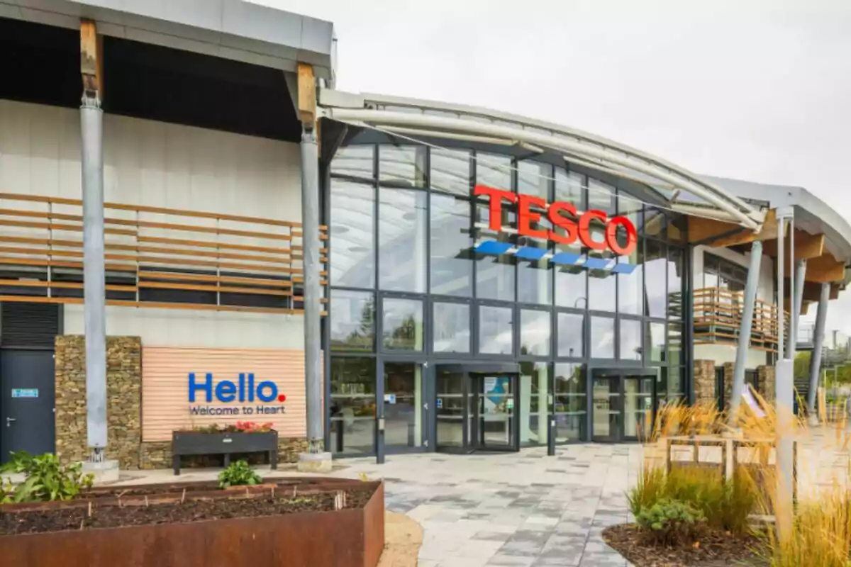 Façana d’una botiga Tesco amb entrada principal de vidre i un rètol gran a la part superior Façana d’una botiga Tesco amb entrada principal de vidre i un rètol gran a la part superior