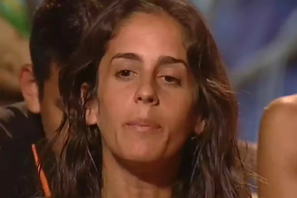 Anabel Pantoja amb expressió seriosa en primer pla. Captura de 'Supervivientes' Anabel Pantoja amb expressió seriosa en primer pla. Captura de 'Supervivientes'
