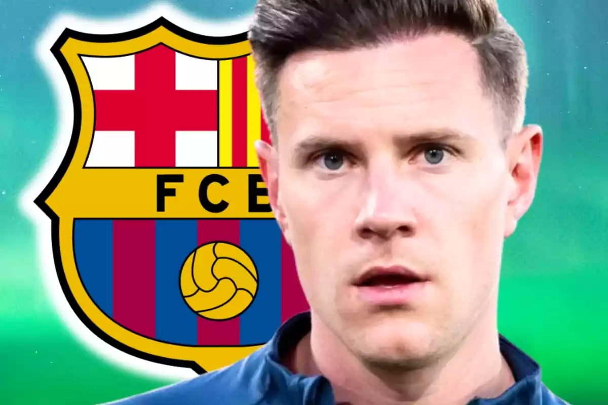 Porter amb expressió seriosa davant de l’escut del FC Barcelona