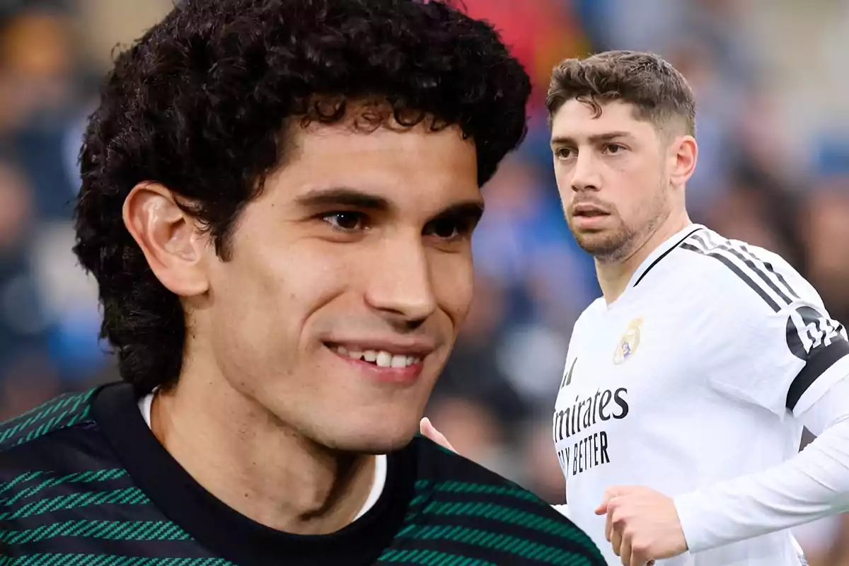 Primer pla d’un home somrient amb cabells arrissats i al fons un futbolista amb uniforme blanc del Reial Madrid en un estadi.