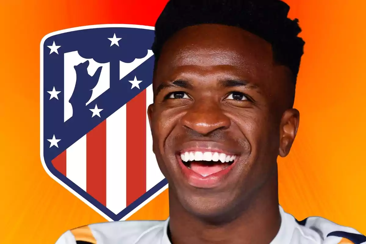 Un hombre sonriente en primer plano con el escudo del Atlético de Madrid al fondo sobre un fondo naranja.