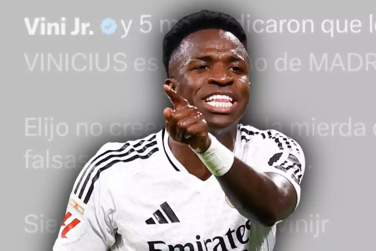 Futbolista amb uniforme blanc celebrant i assenyalant amb el dit, sobre un fons gris amb text difuminat.