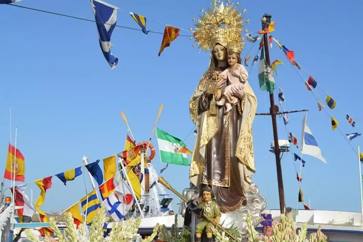 Imatge d’una processó marítima amb una estàtua de la Mare de Déu del Carme envoltada de banderes de colors i flors sota un cel serè Imatge d’una processó marítima amb una estàtua de la Mare de Déu del Carme envoltada de banderes de colors i flors sota un cel serè