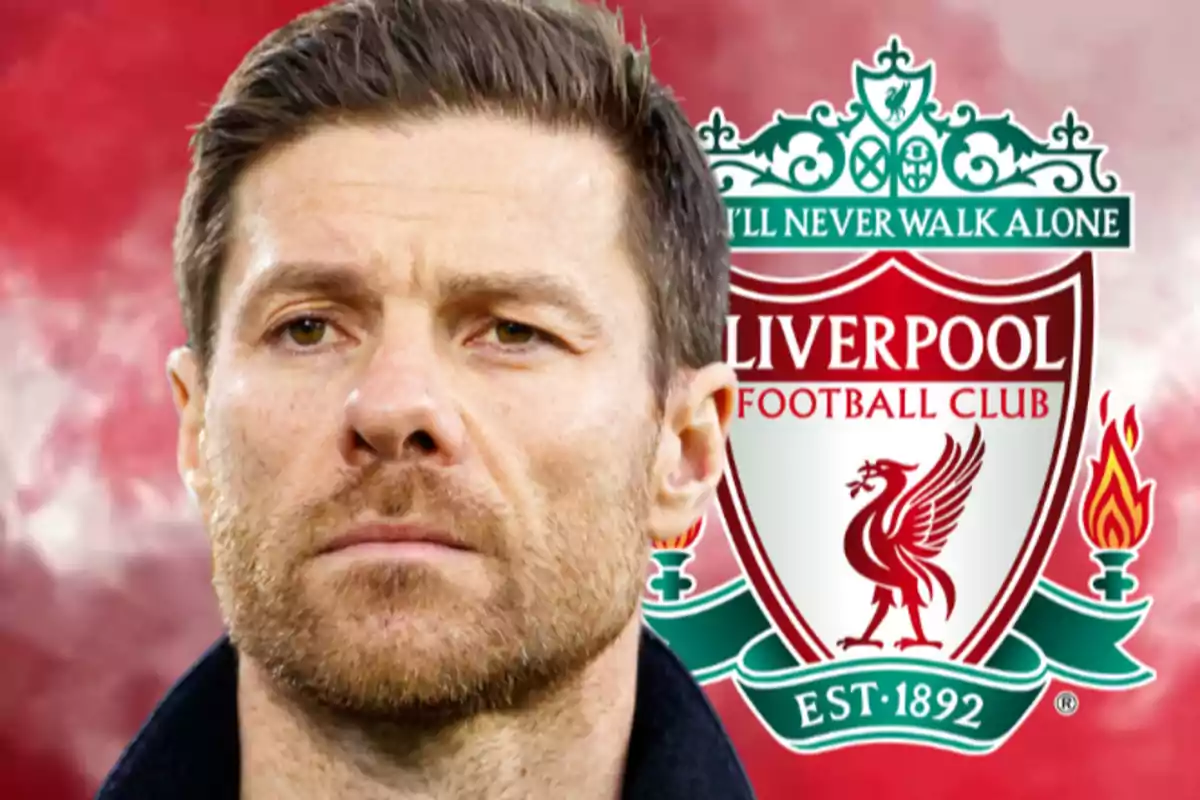Home de cabells curts i barba davant de l’escut del Liverpool Football Club sobre un fons vermell difuminat