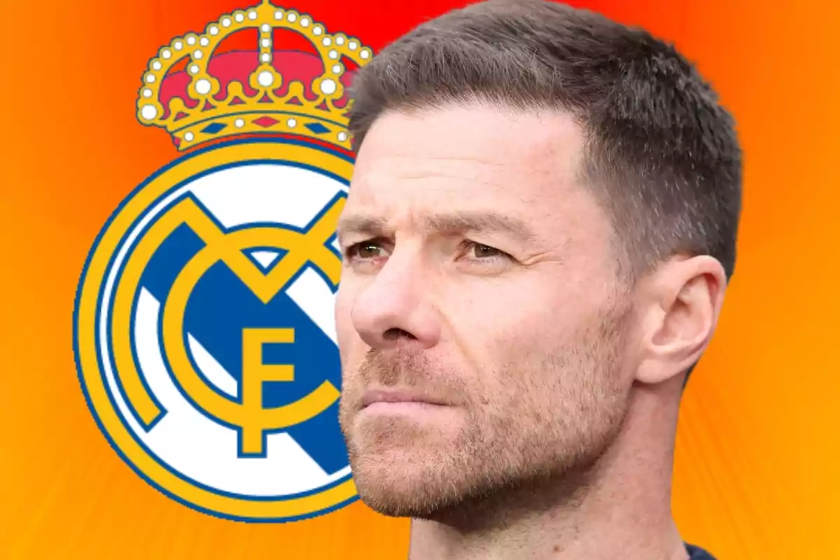 Hombre de cabello corto con expresión seria frente al escudo del Real Madrid sobre un fondo naranja