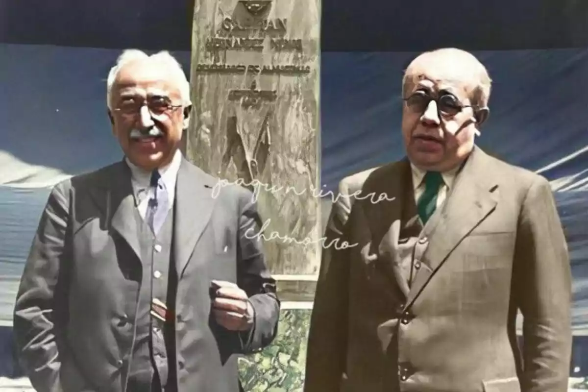 Dos hombres mayores de pie, que son Alcalá Zamora y Manuel Azaña, usando trajes formales frente a un monumento. Dos hombres mayores de pie, que son Alcalá Zamora y Manuel Azaña, usando trajes formales frente a un monumento.