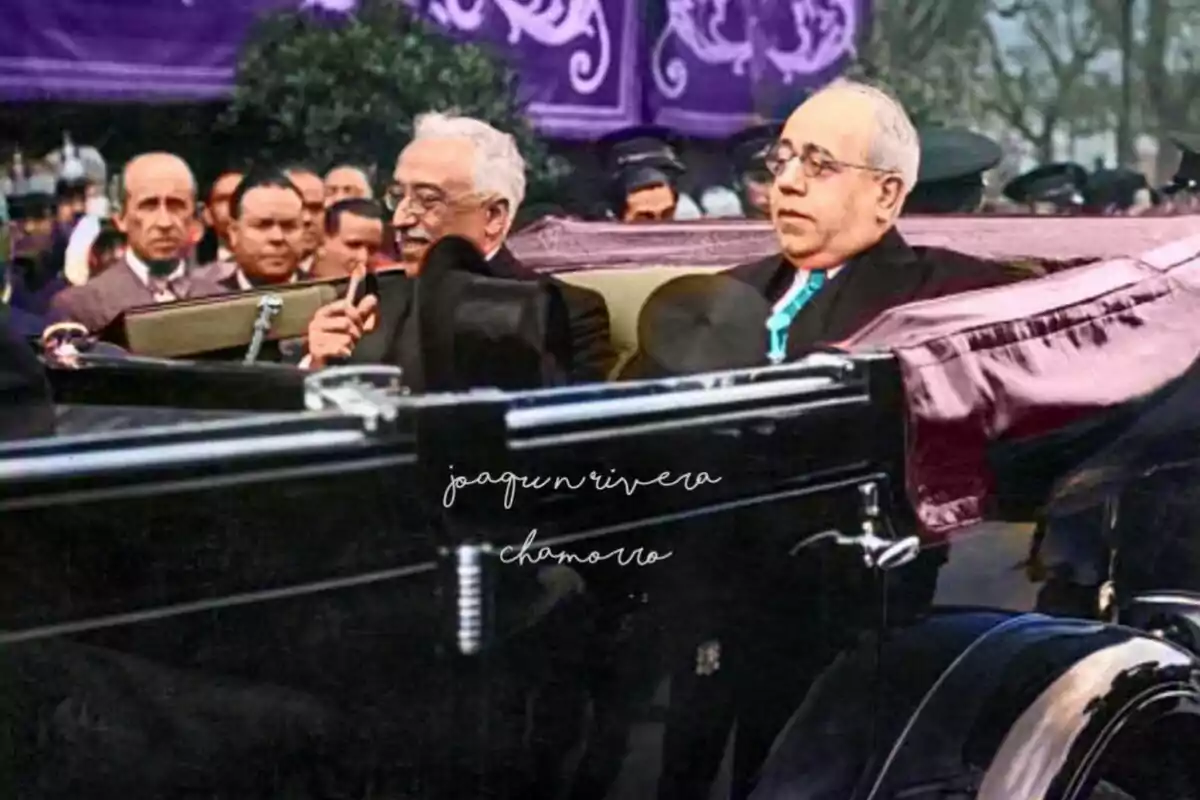 Alcalá Zamora y Manuel Azaña en 1932, en el coche oficial del presidente. Alcalá Zamora y Manuel Azaña en 1932, en el coche oficial del presidente.