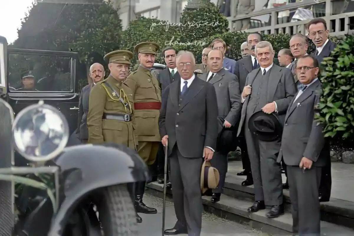 Alcalá Zamora con los ministros del Gobierno de 1933, con él, el jefe del cuarto militar del presidente de la República, el general y consuegro de Alcalá Zamora, Gonzalo Queipo de Llano. Alcalá Zamora con los ministros del Gobierno de 1933, con él, el jefe del cuarto militar del presidente de la República, el general y consuegro de Alcalá Zamora, Gonzalo Queipo de Llano.