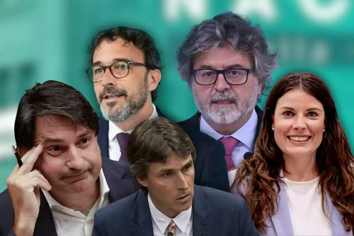 Cinco personas con expresión seria y sonriente, vestidas de manera formal, posan frente a un fondo turquesa desenfocado.