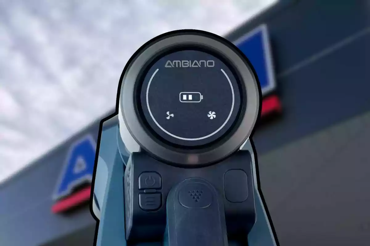 Aspiradora inalámbrica Ambiano en primer plano con fondo de tienda desenfocado Aspiradora inalámbrica Ambiano en primer plano con fondo de tienda desenfocado