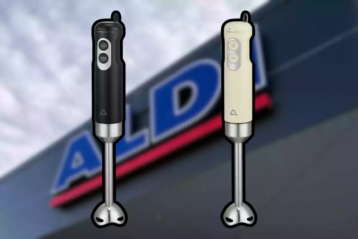 Dues batedores de mà, una negra i una beix, són davant d’un rètol borros d’una botiga Aldi Dues batedores de mà, una negra i una beix, són davant d’un rètol borros d’una botiga Aldi
