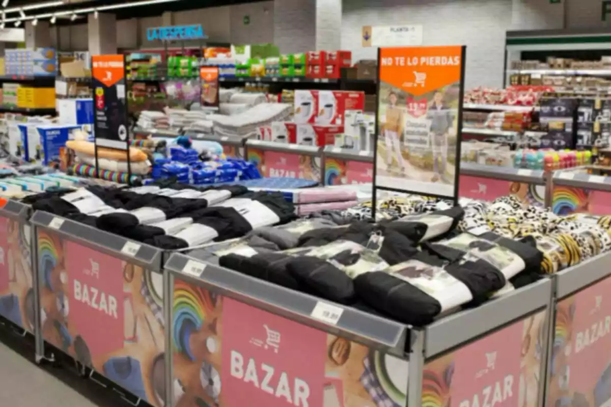 Zona de bazar en un supermercado con productos textiles y artículos variados organizados en exhibidores Zona de bazar en un supermercado con productos textiles y artículos variados organizados en exhibidores