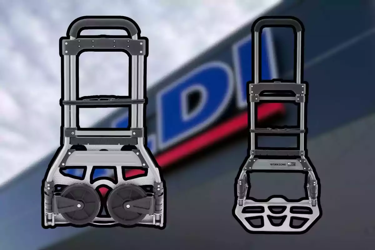 Dos carretons plegables de càrrega metàl·lics davant d’un fons desenfocat amb el logotip d’una botiga. Dos carretons plegables de càrrega metàl·lics davant d’un fons desenfocat amb el logotip d’una botiga.
