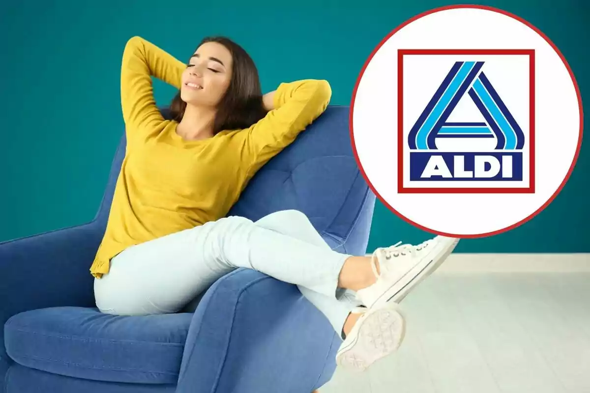 Dona jove relaxada en un sofà blau amb un fons verd i el logotip d’ALDI en un cercle a la dreta