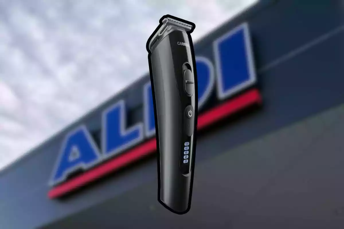 Máquina de cortar cabello eléctrica de color negro frente a una tienda Aldi desenfocada Máquina de cortar cabello eléctrica de color negro frente a una tienda Aldi desenfocada