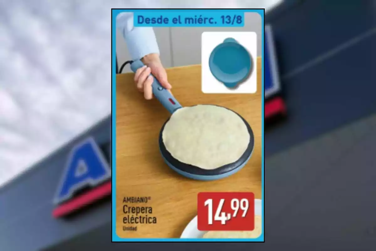 Persona utilitzant una crepera elèctrica blava per fer una crep sobre una taula de fusta amb un preu de 14,99 euros a la cantonada inferior dreta Persona utilitzant una crepera elèctrica blava per fer una crep sobre una taula de fusta amb un preu de 14,99 euros a la cantonada inferior dreta