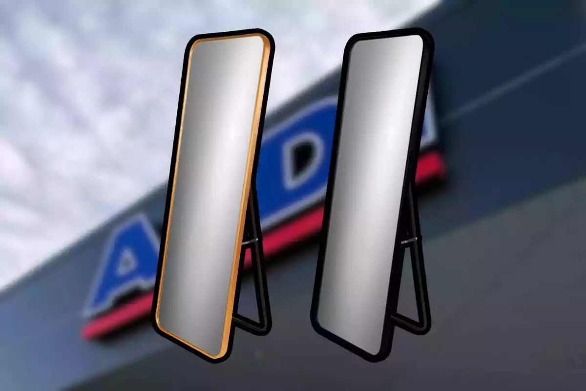 Dos espejos de cuerpo completo con marco negro y dorado frente a un fondo desenfocado de una tienda Dos espejos de cuerpo completo con marco negro y dorado frente a un fondo desenfocado de una tienda