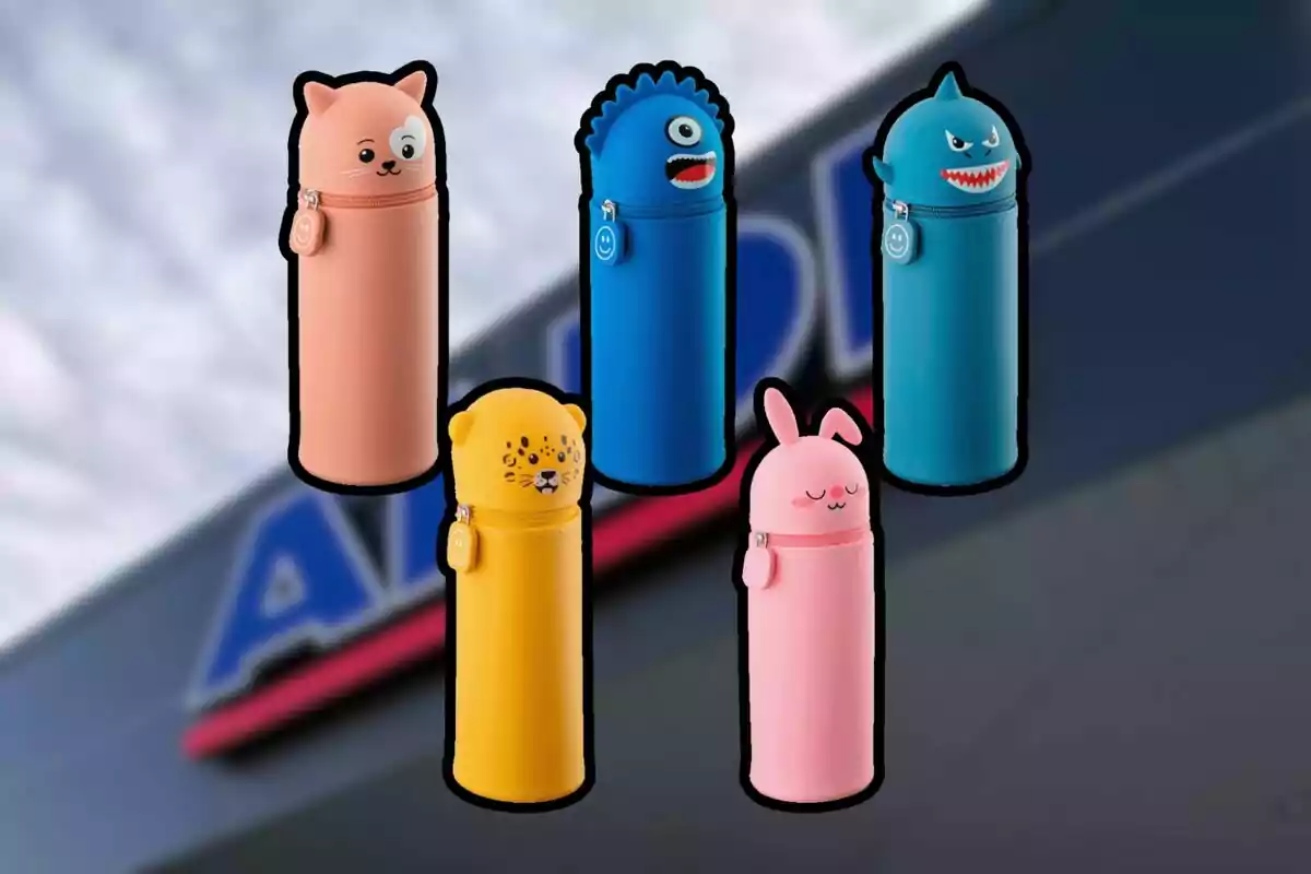 Cinco estuches de silicona con forma de animales y monstruos en colores pastel y vivos, sobre un fondo desenfocado. Cinco estuches de silicona con forma de animales y monstruos en colores pastel y vivos, sobre un fondo desenfocado.