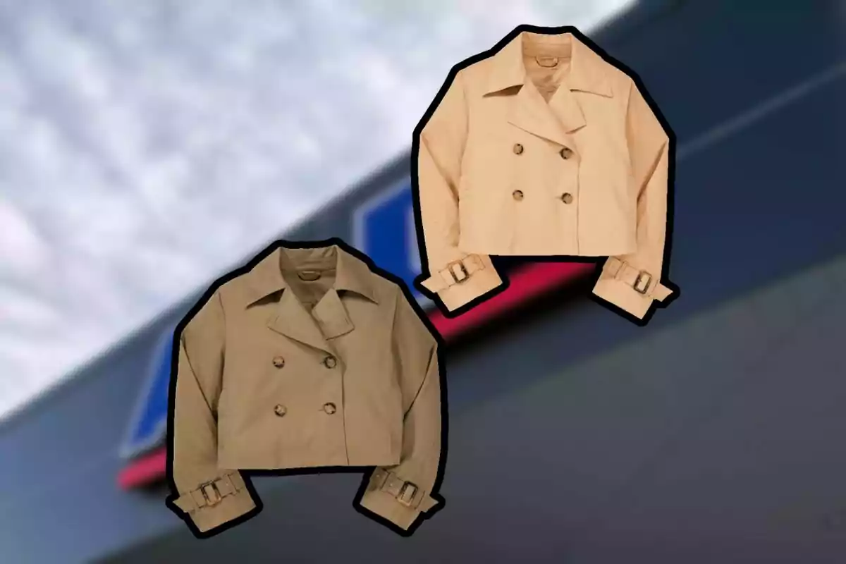 Dues jaquetes curtes tipus trench coat en tons beix i caqui sobre un fons desenfocat. Dues jaquetes curtes tipus trench coat en tons beix i caqui sobre un fons desenfocat.
